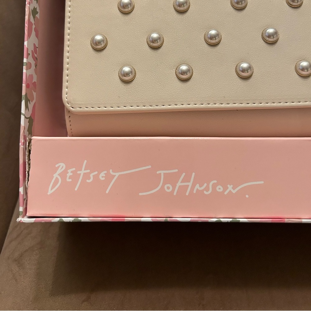 *New* Betsey Johnson Cream and Pearl 3 Piece Gift Set - Picture 4 of 16